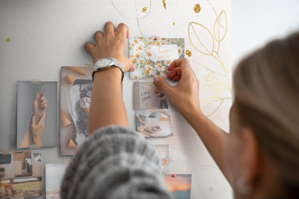 Bild mit Korkrückwand zarte Blüten auf pastellfarbenem Hintergrund