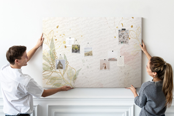 Bild mit Korkrückwand zarte Blüten auf pastellfarbenem Hintergrund