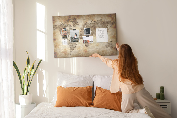 Korktafel mit Motiv einer alten Weltkarte auf Leinwand