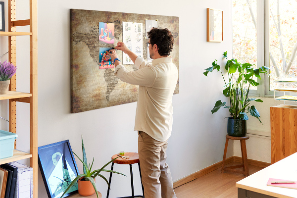 Korktafel mit Motiv einer alten Weltkarte auf Leinwand