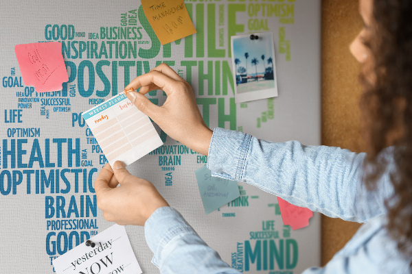 Kork-Pinnwand mit positiven Affirmationen