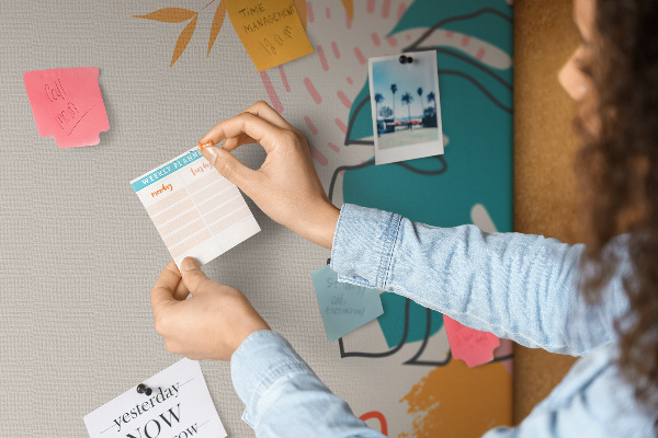 Bilder mit Korkrückwand tropisches Muster mit bunten Blättern und Blüten