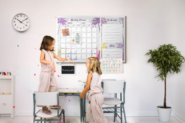 Korktafel Monatskalender mit tropischem Pflanzenmotiv