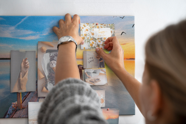 Bild mit Korkrückwand Sonnenuntergang über einem ruhigen See