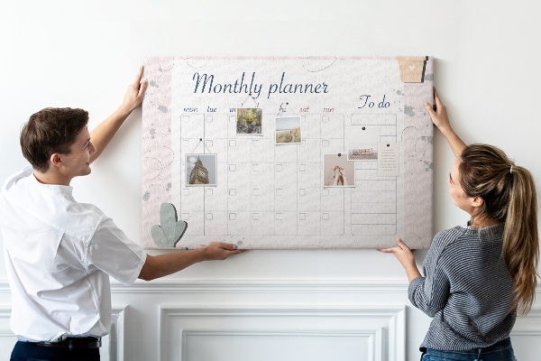 Korktafel mit Pflanzenmotiven als Monatsplaner