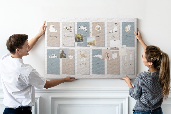 Kalender mit niedlichen Haustierillustrationen mit Korkrückwand
