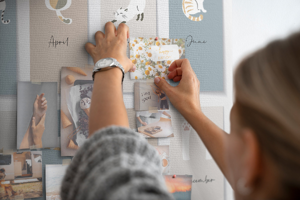 Kalender mit niedlichen Haustierillustrationen mit Korkrückwand