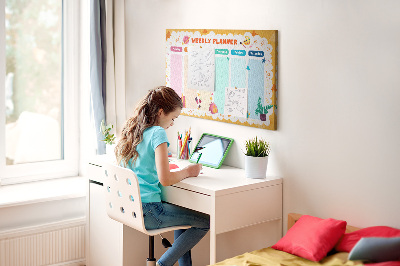Korktafel mit farbenfrohem Schulmotiv als Wochenplaner