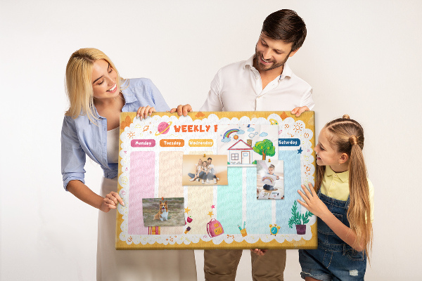 Korktafel mit farbenfrohem Schulmotiv als Wochenplaner