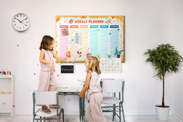 Korktafel mit farbenfrohem Schulmotiv als Wochenplaner