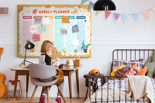 Korktafel mit farbenfrohem Schulmotiv als Wochenplaner