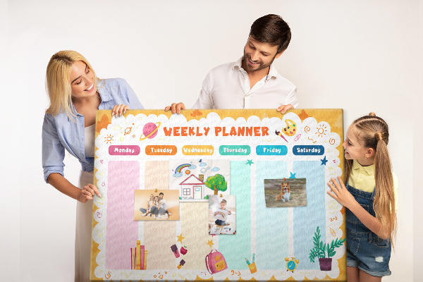 Korktafel mit farbenfrohem Schulmotiv als Wochenplaner