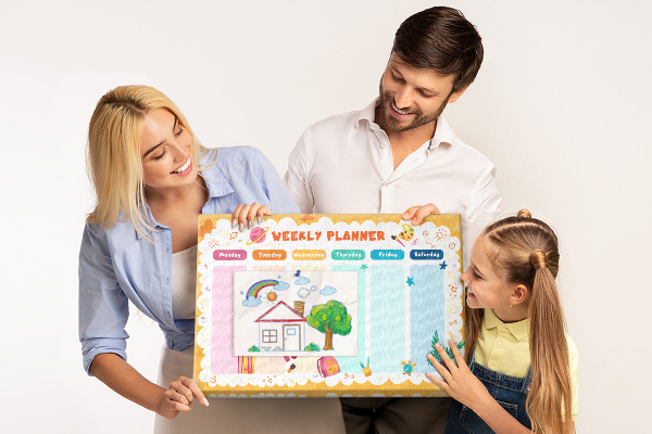 Korktafel mit farbenfrohem Schulmotiv als Wochenplaner