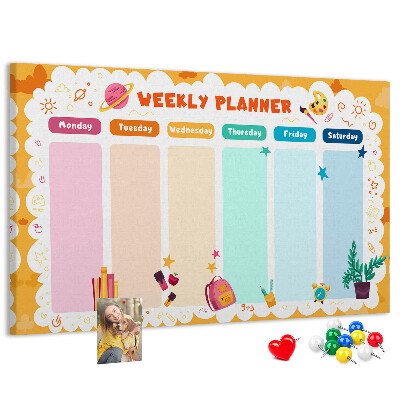 Korktafel mit farbenfrohem Schulmotiv als Wochenplaner