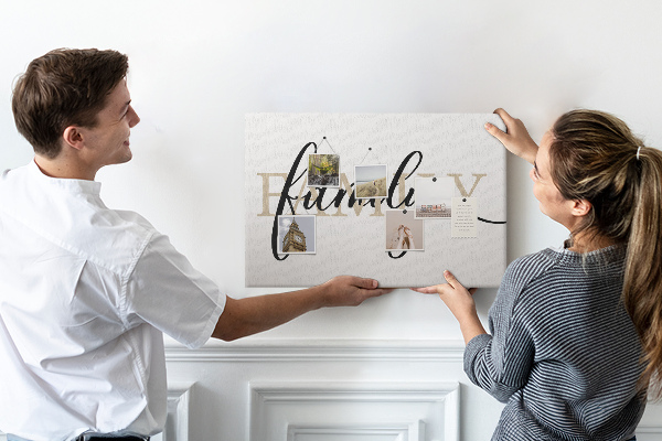 Kork-Pinnwand mit stilvollem Schriftzug „Familie“ auf weißem Hintergrund