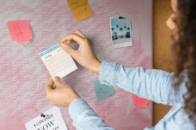Bild mit Korkrückwand zarte rosa Federn im Hintergrund