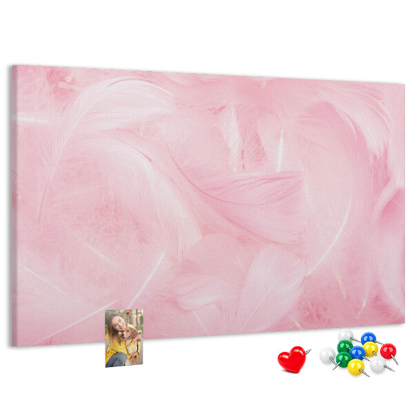 Bild mit Korkrückwand zarte rosa Federn im Hintergrund