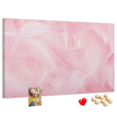 Bild mit Korkrückwand zarte rosa Federn im Hintergrund