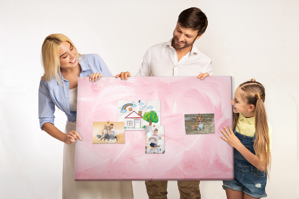 Bild mit Korkrückwand zarte rosa Federn im Hintergrund