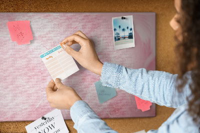 Bild mit Korkrückwand zarte rosa Federn im Hintergrund