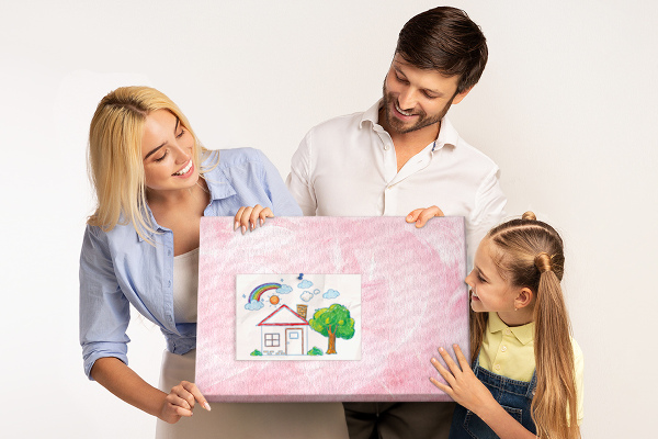 Bild mit Korkrückwand zarte rosa Federn im Hintergrund