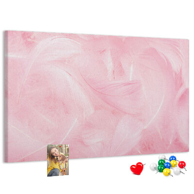 Bild mit Korkrückwand zarte rosa Federn im Hintergrund