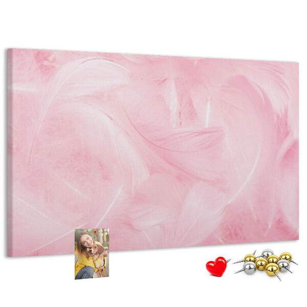 Bild mit Korkrückwand zarte rosa Federn im Hintergrund