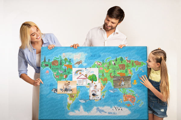 Kork-Weltkarte mit Tierillustrationen