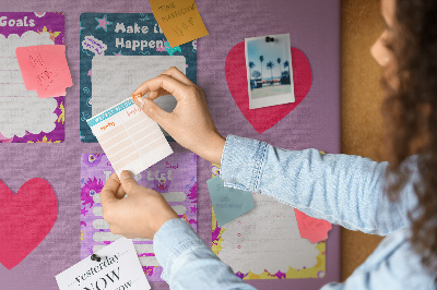 Bunte Notizbücher mit Herzmotiv mit Korkrückwand