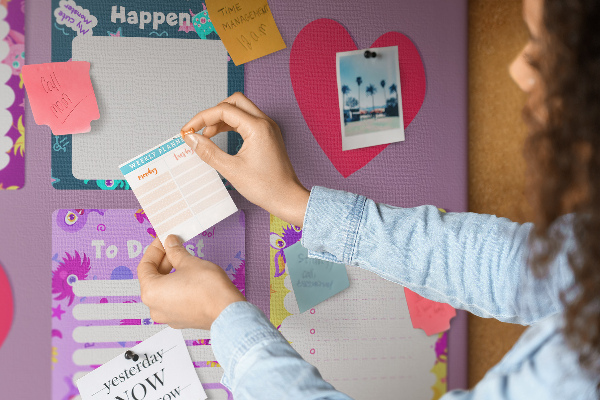 Bunte Notizbücher mit Herzmotiv mit Korkrückwand
