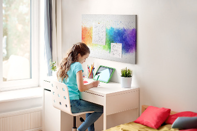 Korktafel mit bunten Blitzen in allen Regenbogenfarben