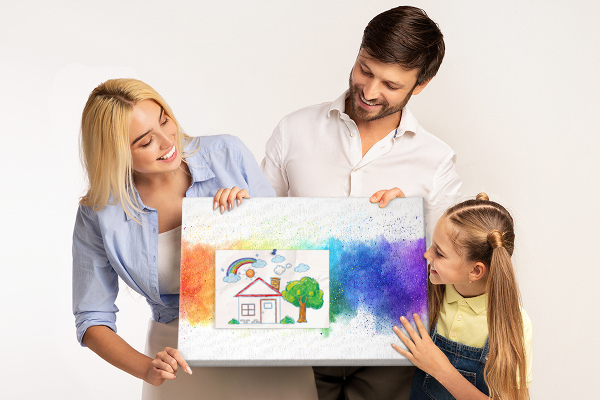 Korktafel mit bunten Blitzen in allen Regenbogenfarben