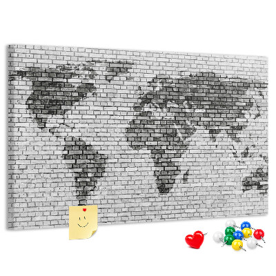 Korkbild Weltkarte an einer Backsteinmauer