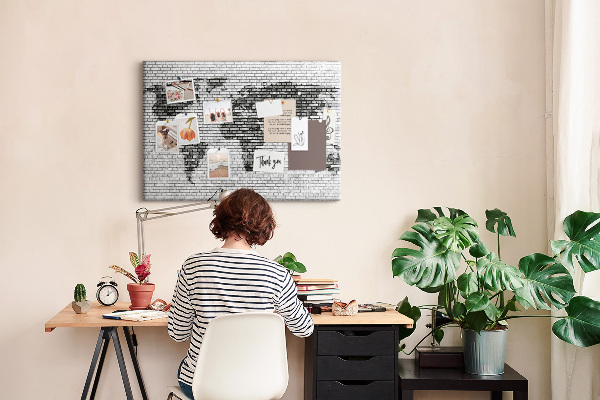 Korkbild Weltkarte an einer Backsteinmauer