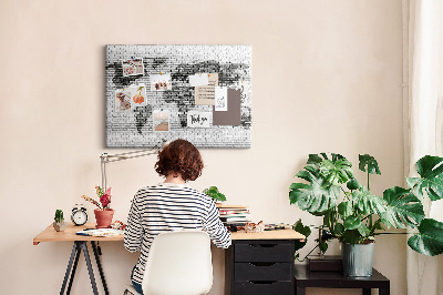 Korkbild Weltkarte an einer Backsteinmauer