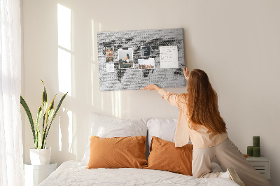 Korkbild Weltkarte an einer Backsteinmauer