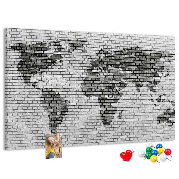 Korkbild Weltkarte an einer Backsteinmauer