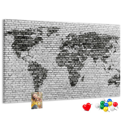 Korkbild Weltkarte an einer Backsteinmauer