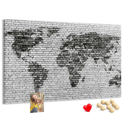 Korkbild Weltkarte an einer Backsteinmauer