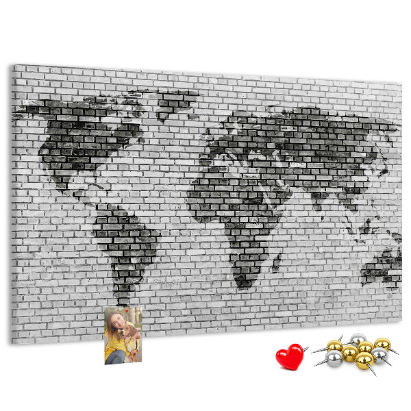 Korkbild Weltkarte an einer Backsteinmauer