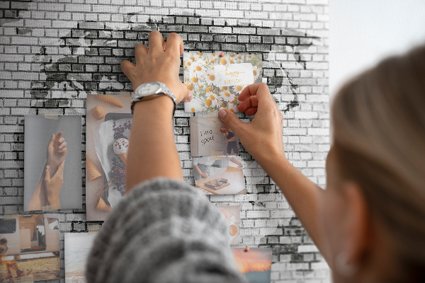 Korkbild Weltkarte an einer Backsteinmauer
