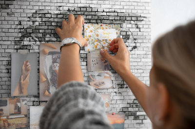Korkbild Weltkarte an einer Backsteinmauer