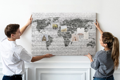 Korkbild Weltkarte an einer Backsteinmauer