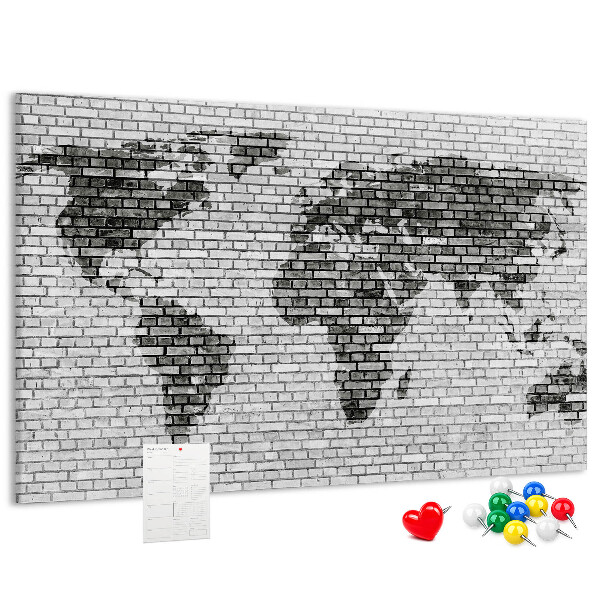 Korkbild Weltkarte an einer Backsteinmauer