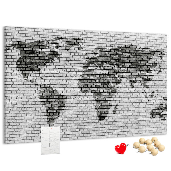 Korkbild Weltkarte an einer Backsteinmauer