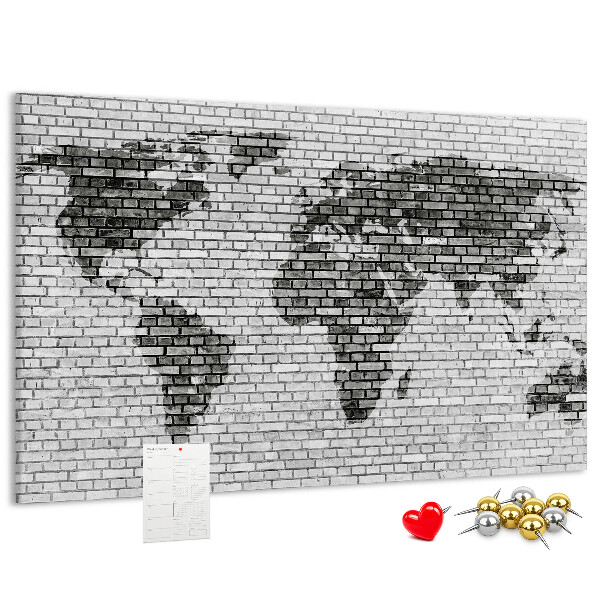 Korkbild Weltkarte an einer Backsteinmauer