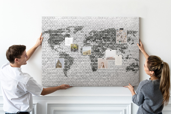 Korkbild Weltkarte an einer Backsteinmauer
