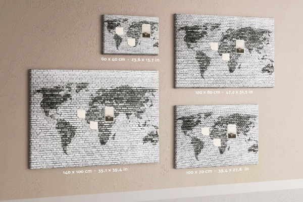Korkbild Weltkarte an einer Backsteinmauer