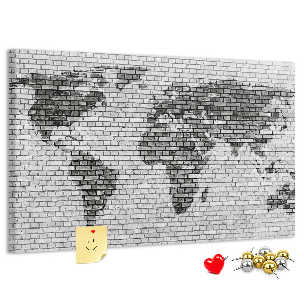 Korkbild Weltkarte an einer Backsteinmauer