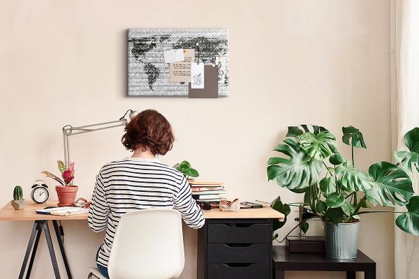 Korkbild Weltkarte an einer Backsteinmauer